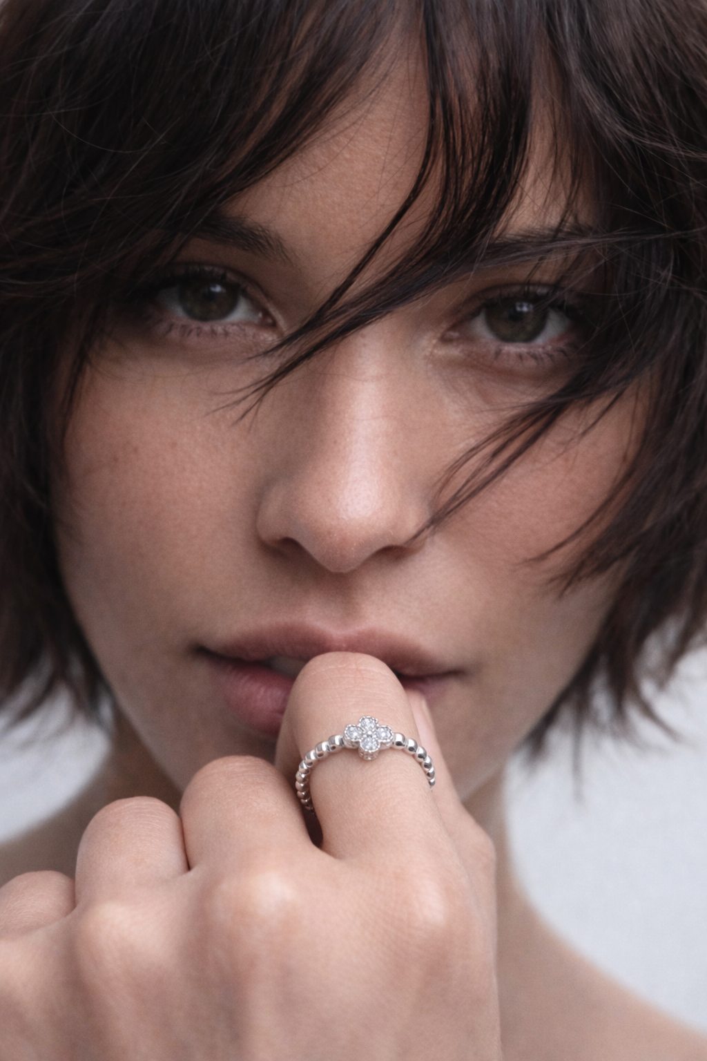 ANILLO DE PLATA 925 CON TRÉBOL DE CUATRO HOJAS EN CIRCONITAS